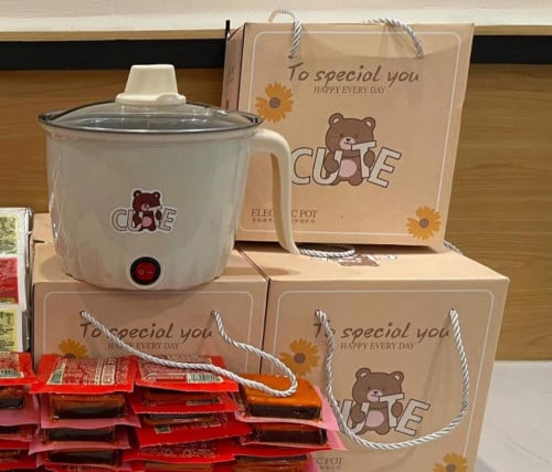 កូន​ឆ្នាំ​ង​អគ្គិសនី​ លក់​លាង​ឃ្លាំង​