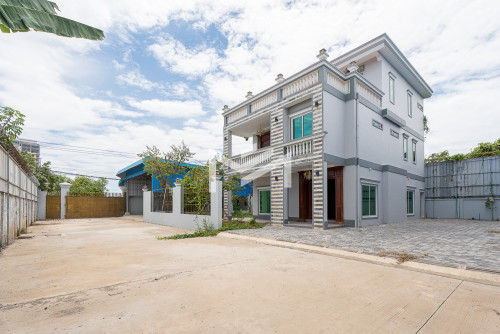 (លក់បន្ទាន់) ដីមានឃ្លាំង និង វីឡា នៅសង្កាត់វាលស្បូវ 📍