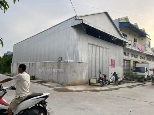 ឃ្លាំង​ជួល​ ជិត​អ៉ីអន3 ក្រោយរោងចក្រ​កម្ពុជា​