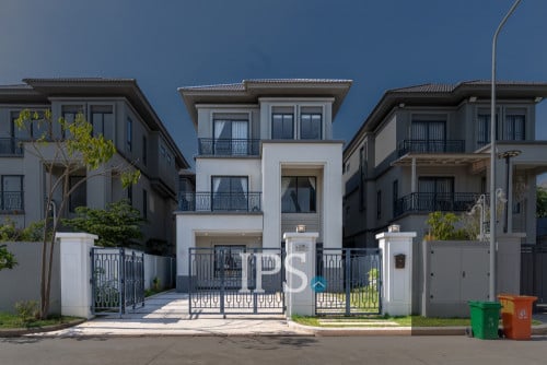 វីឡា Queen B ll ដ៏ប្រណីតមាន 5 បន្ទប់គេងសម្រាប់លក់ - ទីតាំងនៅ Chip Mong Landmark 60ម៉ែត្រ