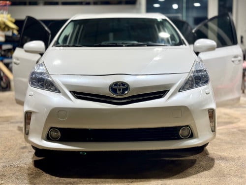 🚘 បង់រំលស់​១០០%ពុំចាំបាច់មានប្រាក់ចូលរួម​💰ការប្រាក់​0.75% ទៅ 1.2%👉 ​2012​ Toyota Prius V option 5