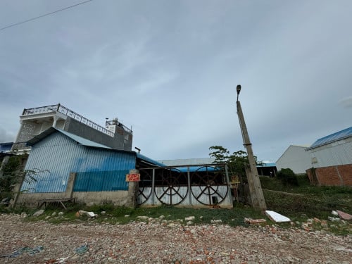 ឃ្លាំងលក់ នៅក្រុងតាខ្មៅ