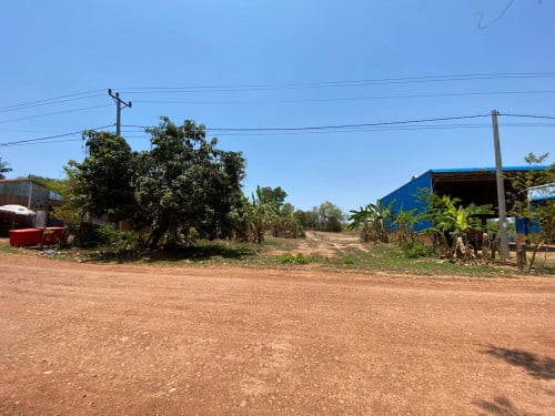 ដីលក់ជាប់មាត់ទន្លេនៅស្ទឹងត្រែង