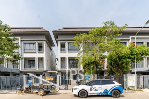 #URGENSALE: លក់ប្រញ៉ាប់‼️វីឡា កូនកាត់​ 4 បន្ទប់គេង នៅបុរី ជីប ម៉ុង 60 ម៉ែត្រ រាជធានីភ្នំពេញ📍