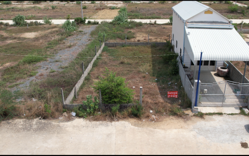 ដីលក់បន្ទាន់ខ្លាំង ពីរប្លង់ជាប់គ្នា នៅអង្គស្នូល (ប្លង់រឹង)