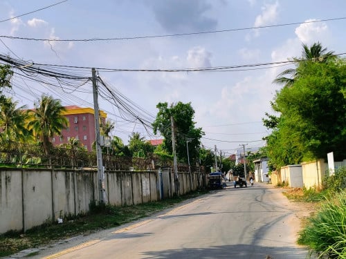 ដីឡូត៍ខ្នាត វីឡាភូមិគ្រឹះ កណ្តាលក្រុងតាខ្មៅ