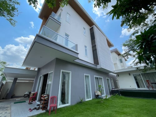 Corner Villa for rent   -R153