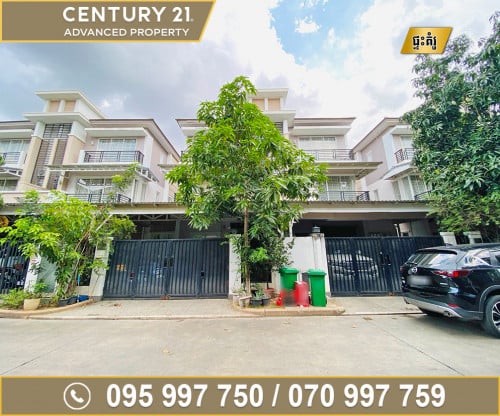  វីឡាភ្លោះ (Twin) ក្នុង​បុរី ប៉េងហួត អ៊េមឺរ៉លដ៏ ជិត​ផ្សារទំនើបអុីអន2 ត្រូវការលក់បន្ទាន់ខ្លាំង