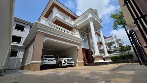 វីឡាព្រីនសម្រាប់ជួលនៅបុរីប៉េងហួតបឹងស្នោ