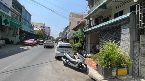 ផ្ទះអាជីវកម្ម កណ្ដាលក្រុង ផ្សាដេប៉ូ២ លក់បន្ទាន់ ខាងក្រោយ សណ្ឋាគារ Lepresident