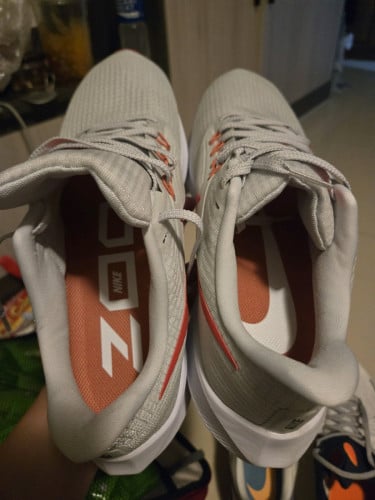 ស្បែកជើង