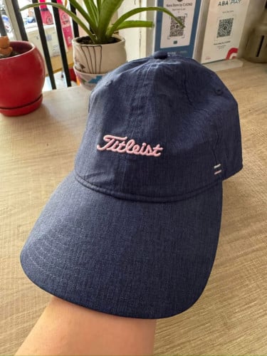 មួកជជុះប្រេន Titleist នៅថ្មីស្អាត