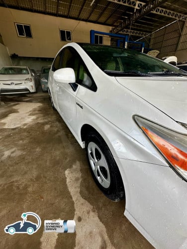 Toyota Prius 2013 តំបូលសូឡារ ក្នុងលឿង