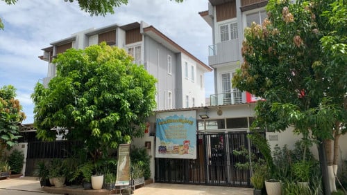 Twin for rent at the Flora