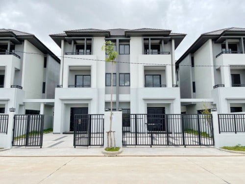 វីឡាភ្លោះលក់បន្ទាន់ នៅក្នុងបុរីជីបម៉ុងលែនម៉ាក ៦០ម៉ែត្រ (In Borey Chip Landmark 60M)