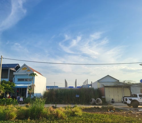 ដីជួល ឬលក់បន្ទាន់ នៅទល់មុខបុរីពិភពថ្មី១ ជាប់រោងចក្រសម្លៀកបំពំពាក់ណីសាខន