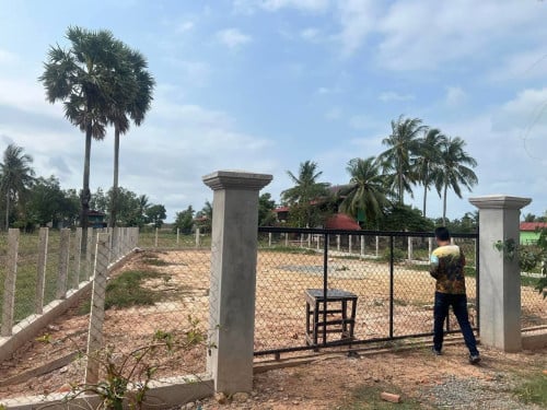 សួស្តីបងប្អូនខ្ញុំមានដីលក់នៅខេត្តកែបម្តុំសេះសក្នុងភូមិអូក្រសារដីស្អាតខាងក្រេាយមានសមុទ្រ