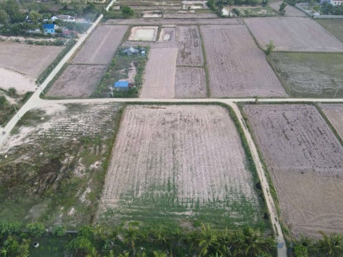 ដីលក់ 50×៦០ ក្រុងដូនកែវ លិចស្ថានីយរថភ្លើង. ចរចាបាន