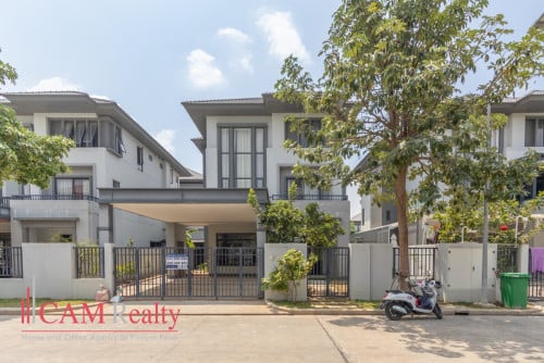 ផ្ទះវីឡាឃ្វីនសម្រាប់លក់ក្នុង បុរីជីបម៉ុង 60m | Chip Mong 60m