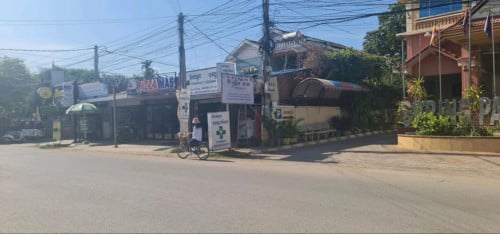 មានតូបខាងមុខនឹងចំហៀងសំរាប់ជួលនៅបរិវេនក្នុងដីមានផ្ទះ3ខ្នងសំរាប់ជួលទៀតចំនូលមួយខែ3000$