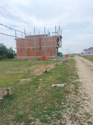 ត្រូវការលក់ដីនៅបាវិតខាងក្រោយផែសុងងួន ក្បាល5*20ម៉ែតមាន4ឡូតិ៍ជាប់គ្នាទិញ1ក៍លក់