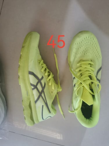 លក់ស្បែកជើងថ្មីស្អាតណាស់