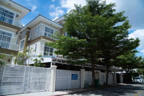 វីឡាភ្លោះលក់ក្នុងបូរីហេង ហៀងស៊ីធីផ្លូវ 6A 205,000$ (កាត់ប្លង់រឹងជូន)