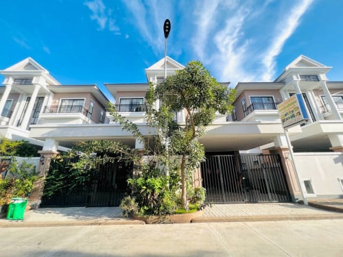 វីឡាភ្លោះAសម្រាប់លក់ នៅក្នុងបុរីប៉េងហួតបឹងស្នោរ (Borey Penghouth Boeung Snor)