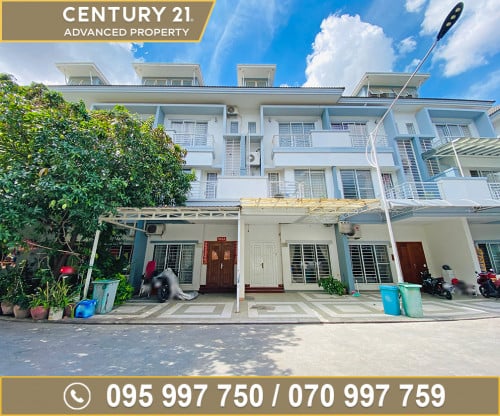 វីឡាកូនកាត់ (LA) ក្នុងបុរី ប៉េងហួត អ៊េមឺរ៉លដ៏ ជិតផ្សារទំនើបអុីអន2 ត្រូវការលក់បន្ទាន់ខ្លាំង