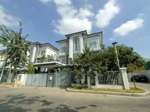 វីឡាឃ្វីន (Queen កែង) នៅបុរី វ៉ារីណា (The Sensok)