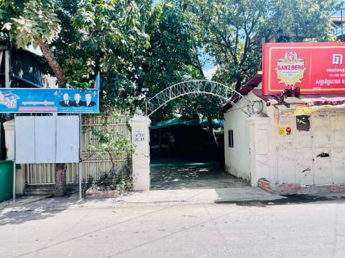 ដី និង ផ្ទះ លក់ លើផ្លូវច្រកចូលរវាងស្ថានទូតបារាំង និង ពេទ្យកាល់ម៉ែត