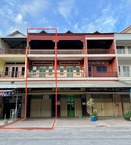 ផ្ទះអាជីវកម្មក្នុងក្រុង​បាត់ដំបង​(ទល់មុខផ្សារលេី)