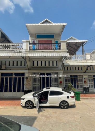 ផ្ទះល្វែងកែង ២ជាន់ សំរាប់លក់នៅច្បារអំពៅ ជិតកោះពេជ្រ