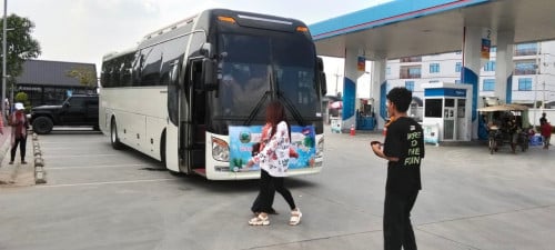 រថយន្តក្រុងសម្រាប់ជួល 巴士出租