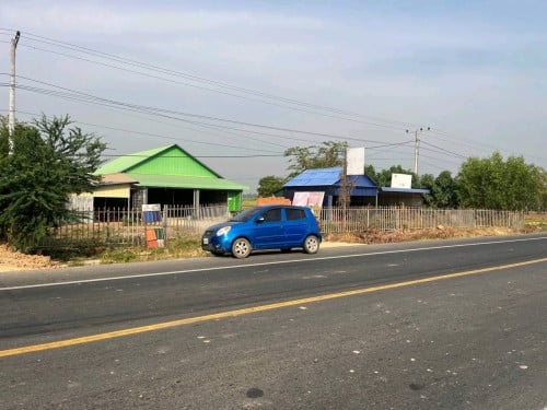 ដីនិងឃ្លាំងលក់បន្ទាន់នៅជិតផ្លូវជាតិលេខ1 ជាប់ផ្លូវកៅស៊ូ