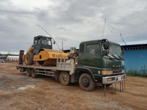 លក់ឡានដឹកគ្រឿងចក្រ 2គ្រឿង ត្រូវមួយណាលក់១នឹង