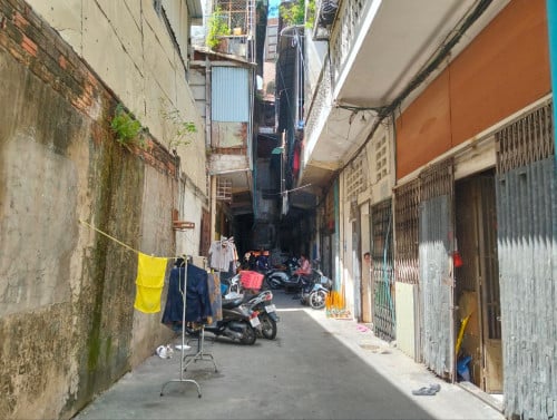 ផ្ទះកណ្តាលក្រុងផ្លូវឌឿងហែមជាន់ផ្ទាល់ដី ជិតផ្សារដេប៉ូ