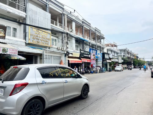 ផ្ទះលក់ ក្នុងបុរីពិភពថ្មី ចំការដូង1 - ស្ថិតលើផ្លូវធំ