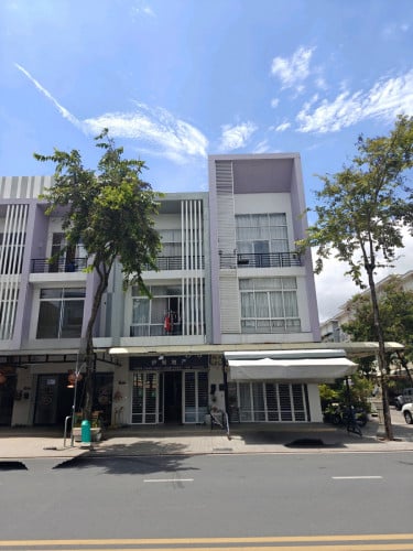 ផ្ទះល្វែងលក់ មាន3ល្វែងជាប់គ្នា