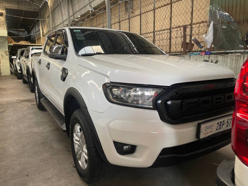 រថយន្តជួល​ ទាំងអ្នកបេីកបរ