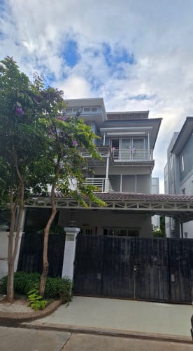 ផ្ទះ​វីឡាភ្លោះសម្រាប់លក់