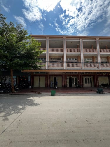 ផ្ទះ​លក់មួយល្វែង​ ក្រោយផ្សារទំនេីបបុរីថ្មី