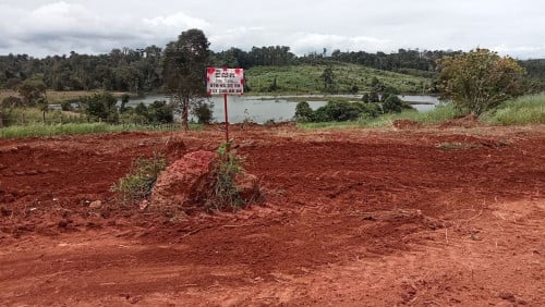 ដីនៅអូសោម​ សម្រាប់លក់​ ដីជាប់ផ្លូវរដ្ឋ​ និងកន្ទុយដីជាប់ទឹកបឹងដែលប្របនឹងជេីងភ្នំ​ អាកាសធាតុត្រជាក់ល្អ