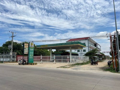 សួរស្ដីបងប្អូន ហ្គារាស់សាំងនិងផ្ទះ10ល្វែងសម្រាប់លក់