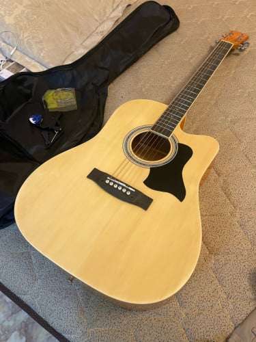 Guitar នៅថ្មីស្អាត