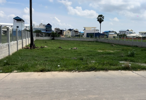 Land Nov Kom bol កំបូល