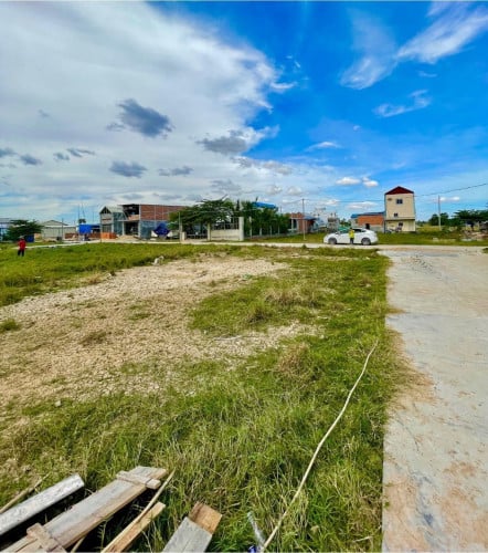 ដីទីប្រជុំជន់ 10ម x 20ម ដីកែង