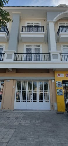 ផ្ទះអាជីវកម្មបីជាន់ បុរីភ្នំពេញថ្មី ក្រុងតាខ្មៅ E0-E3