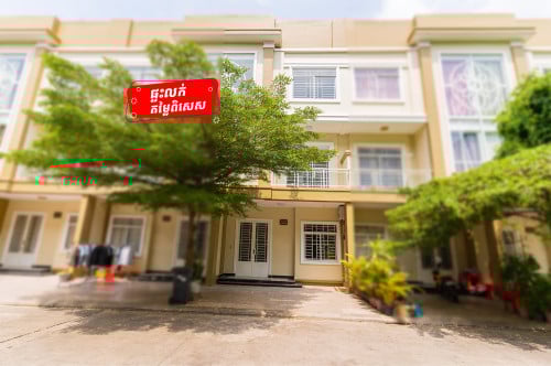 ផ្ទះលក់តម្លៃពិសេស! វីឡាកូនកាត់ (Link Villa) បុរី ហេងហៀង ព្រែកលៀប6A