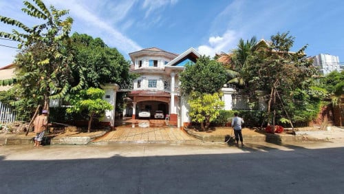 ផ្ទះវិឡាលក់ជិតរង្វង់មូលផ្សារដើមថ្កូវ